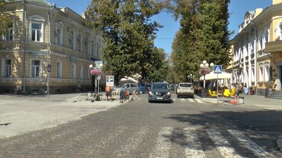 Перехрестя вулиці Соборності та вулиці Стрітенської у Полтаві
