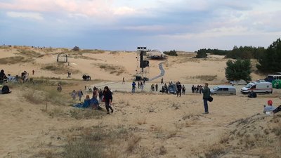"30 із 40": на ГОГОЛЬFest показали перфоманс в Олешківській пустелі "30 із 40": на ГОГОЛЬFest показали перфоманс в Олешківській пустелі