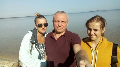 Руслан із дружиною Оксаною і молодшою донькою Руслан із дружиною Оксаною і молодшою донькою