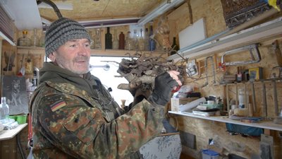 У коренях та гілках дерев майстер бачить образи тварин, вигаданих істот, людські обличчя У коренях та гілках дерев майстер бачить образи тварин, вигаданих істот, людські обличчя
