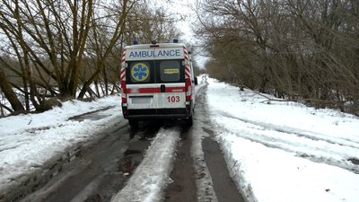 Авто "швидкої" по дорозі на виклик на Чернігівщині
