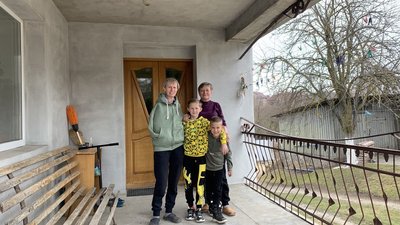 Галина Товкач з сестрою та їхніми онуками Галина Товкач з сестрою та їхніми онуками