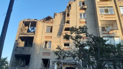 Зранку війська РФ обстріляли Торецьк та влучили у 5-поверховий будинок