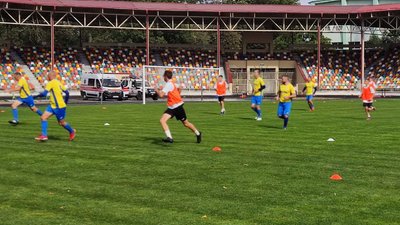 Футбольний поєдинок дітей із поліцейськими Футбольний поєдинок дітей із поліцейськими