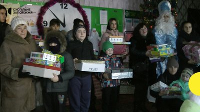 У перерві між російськими обстрілами. Святий Миколай привітав дітлахів прифронтового Степногірська на Запоріжжі