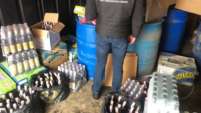 Операція "Спирт": у гаражі під Луцьком податківці вилучили фальсифікований алкоголь Операція "Спирт": у гаражі під Луцьком податківці вилучили фальсифікований алкоголь