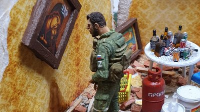 Литовець створив діораму з російськими мародерами і продасть її на користь України Литовець створив діораму з російськими мародерами і продасть її на користь України