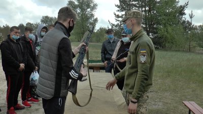 У Полтаві одинадцятикласників навчали стріляти із автоматів У Полтаві одинадцятикласників навчали стріляти із автоматів