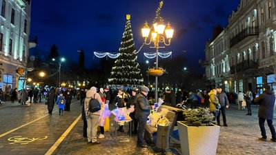 В Ужгороді засвітили міську ялинку В Ужгороді засвітили міську ялинку