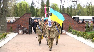 У Житомирі попрощалися з загиблим захисником Андрієм Бутриком У Житомирі попрощалися з загиблим захисником Андрієм Бутриком