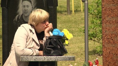 У Житомирі в День Героїв вшанували пам'ять загиблих воїнів У Житомирі в День Героїв вшанували пам'ять загиблих воїнів