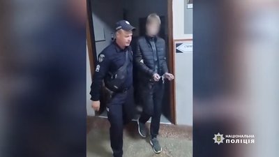 Поліція затримує підозрювану у вбивстві батька 21-річну дівчину у Чернігові Поліція затримує підозрювану у вбивстві батька 21-річну дівчину у Чернігові
