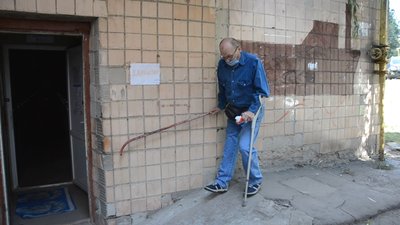 Тернополяни з інвалідністю не можуть потрапити до приміщення, де отримують допомогу Тернополяни з інвалідністю не можуть потрапити до приміщення, де отримують допомогу