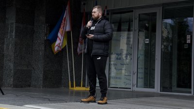 Суспільне Черкаси / Ілля Малоног, акція "Гроші на ЗСУ" під міськрадою в Черкасах, 18 листопада 2023 рік Суспільне Черкаси / Ілля Малоног, акція "Гроші на ЗСУ" під міськрадою в Черкасах, 18 листопада 2023 рік