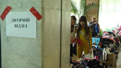 Попит перевищує пропозицію: хмельничани менше приносять речі до центрів допомоги переселенцям