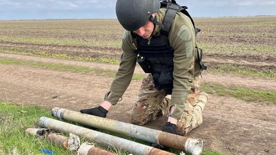 Правоохоронець поруч із залишками від боєприпасів РФ