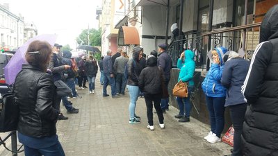 У Тернополі біля банків утворилися черги: люди олачуюють за робочі візи У Тернополі біля банків утворилися черги: люди олачуюють за робочі візи