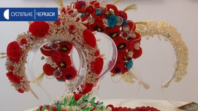 Сторічну традицію виготовлення вінків відтворюють черкаські майстрині