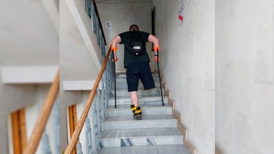 Боєць Третьої штурмової бригади Євген Сивопляс ходить сходами у лікарні після третього поранення Боєць Третьої штурмової бригади Євген Сивопляс ходить сходами у лікарні після третього поранення