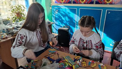 Діти на Волині роблять обереги для військових Діти на Волині роблять обереги для військових