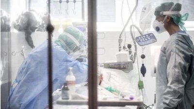 Лікарі у реанімації із хворим