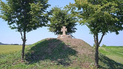 Оновлений курган з козацьким хрестом у Бучачі Оновлений курган з козацьким хрестом у Бучачі