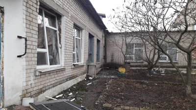 На Дніпропетровщині ракета влучила у шкільний стадіон, поруч в школі перебували переселенці