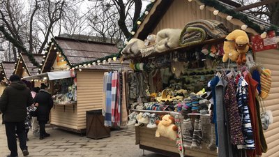 Візуально, цьогоріч кількість "хатинок" біля Оперного менша навпіл Візуально, цьогоріч кількість "хатинок" біля Оперного менша навпіл