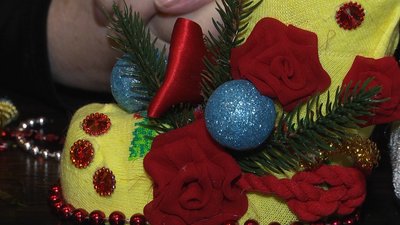 Житомирянка Людмила Лаврентюк створює різдвяні черевички для оформлення подарунків
