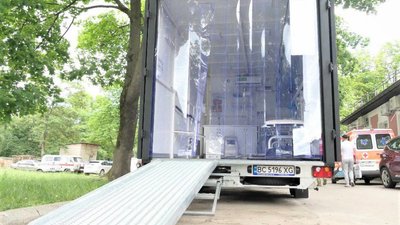 Мобільна амбулаторія біля лікарні Св. Пантелеймона у Сумах.