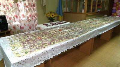 У Рівному студенти приготували дівчатам канапку-велетня У Рівному студенти приготували дівчатам канапку-велетня