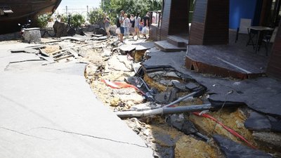 Наслідки зливи в Одесі: вода розмила дорогу в Аркадії та зруйнувала настил Наслідки зливи в Одесі: вода розмила дорогу в Аркадії та зруйнувала настил