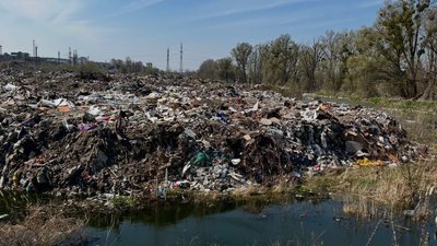 незаконне сміттєзвалище поруч із річкою Буча