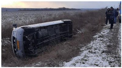 Їхали на спортивні змагання. На Запоріжжі перекинулася маршрутка з дітьми. Вони не постраждали