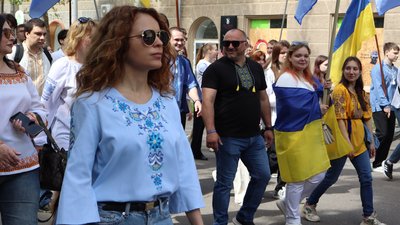 Люди під час Маршу вишиванок у Миколаєві, 21 травня 2026 року