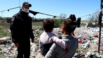 В Херсоні на сміттєзвалищі виявили 25 заробітчан із Закарпаття, серед яких були і діти В Херсоні на сміттєзвалищі виявили 25 заробітчан із Закарпаття, серед яких були і діти