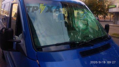 Наздогнав та розбив вікна молотком: у Харкові на дорозі посварилися водії Наздогнав та розбив вікна молотком: у Харкові на дорозі посварилися водії