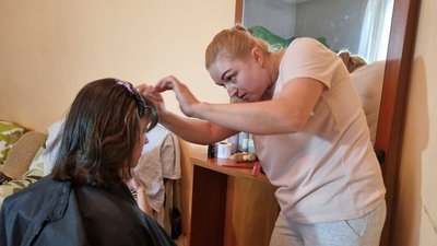 У Чернівцях самотніх мам із соціального центру навчають шиттю та перукарству У Чернівцях самотніх мам із соціального центру навчають шиттю та перукарству