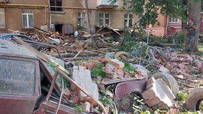"Більше в нас нічого немає". У Сумах розбирають завали будинку після атаки БпЛА "Більше в нас нічого немає". У Сумах розбирають завали будинку після атаки БпЛА