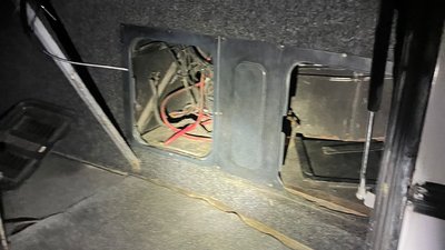 У багажнику пасажирського автобуса на ПП "Ягодин" затримали двох чоловіків У багажнику пасажирського автобуса на ПП "Ягодин" затримали двох чоловіків