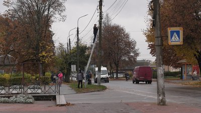 Вулиця у Корюківці на Чернігівщині після атаки по енергооб'єкту 19 жовтня 2025 року