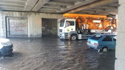В Одесі другий день долають наслідки негоди: дві вулиці досі підтоплені В Одесі другий день долають наслідки негоди: дві вулиці досі підтоплені
