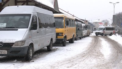 Снігопади на Прикарпатті: що кажуть водії про стан доріг Снігопади на Прикарпатті: що кажуть водії про стан доріг