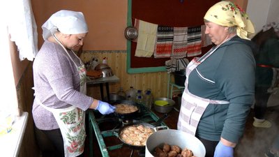 Котлети, брізолі, вареники з картоплею та вінігрет: як волонтерки з Вінниччини готують для оборонців Котлети, брізолі, вареники з картоплею та вінігрет: як волонтерки з Вінниччини готують для оборонців