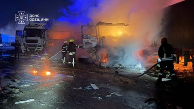Загинула людина, троє поранені: на Одещині після атаки горіли вантажівки Загинула людина, троє поранені: на Одещині після атаки горіли вантажівки