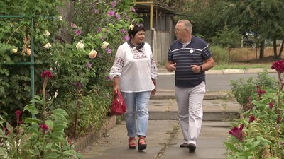 "Ми вдячні за онука". Історія Людмили та Павла Жаруків, які втратили сина у війні на Сході України