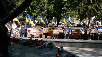 Акція на підтримку полонених нацгвардійців та бійців з "Азову" у Чернігові 27 квітня