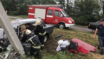 На Кіровоградщині автомобіль в’їхав у стовп. Водія госпіталізували