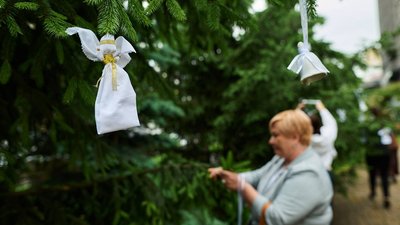 Янголи та дзвіночки на деревах