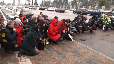 Загинули у першому бою: в Житомирі попрощалися із військовими, які у квітні загинули у боях на Херсонщині Загинули у першому бою: в Житомирі попрощалися із військовими, які у квітні загинули у боях на Херсонщині